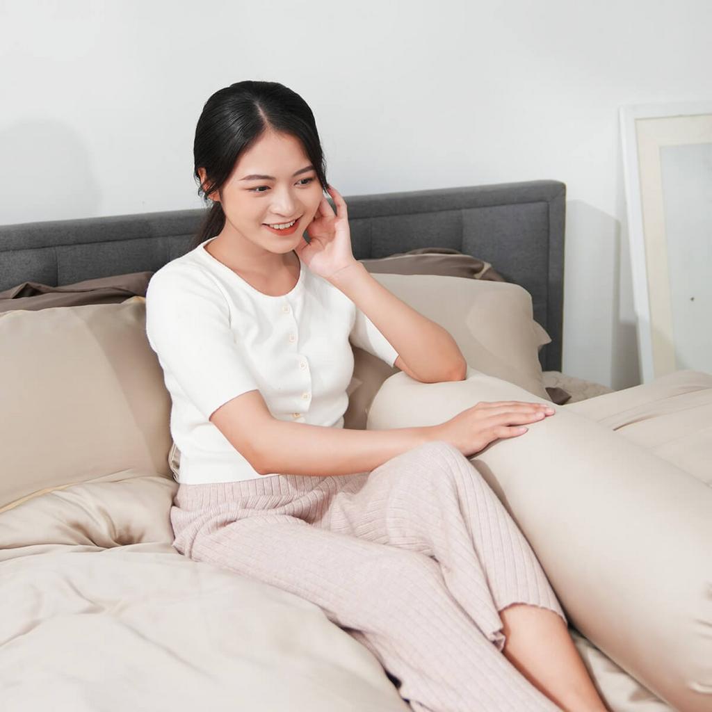 Hero shot: Bộ chăn ga Lụa Tencel Amando Confident màu kem trên giường hiện đại.