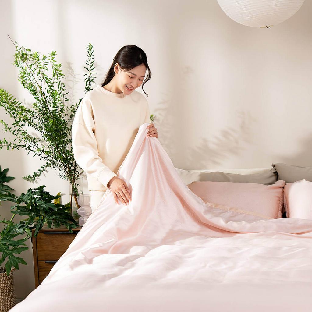 Hero image: Bộ chăn ga Amando Élan TC002 trên giường mẫu, tôn lên độ mượt và độ bóng của vải Tencel.
