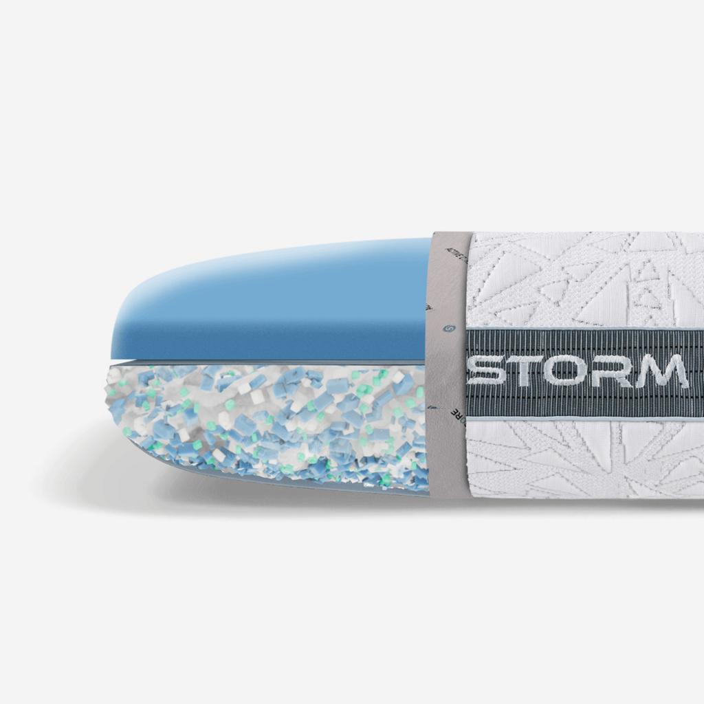 Hero image: Gối Bedgear Storm Cuddle trên giường — nhìn rõ thiết kế cong ôm vai và vải làm mát Ver‑Tex®.