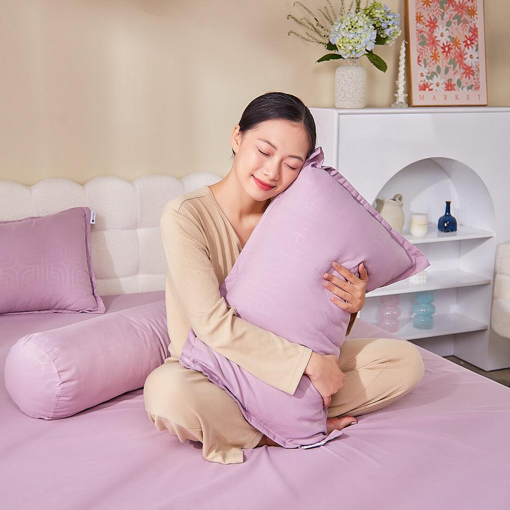 Bộ chăn ga chun Amando Rina trên giường mẫu — mềm mại, họa tiết Jacquard nổi bật.