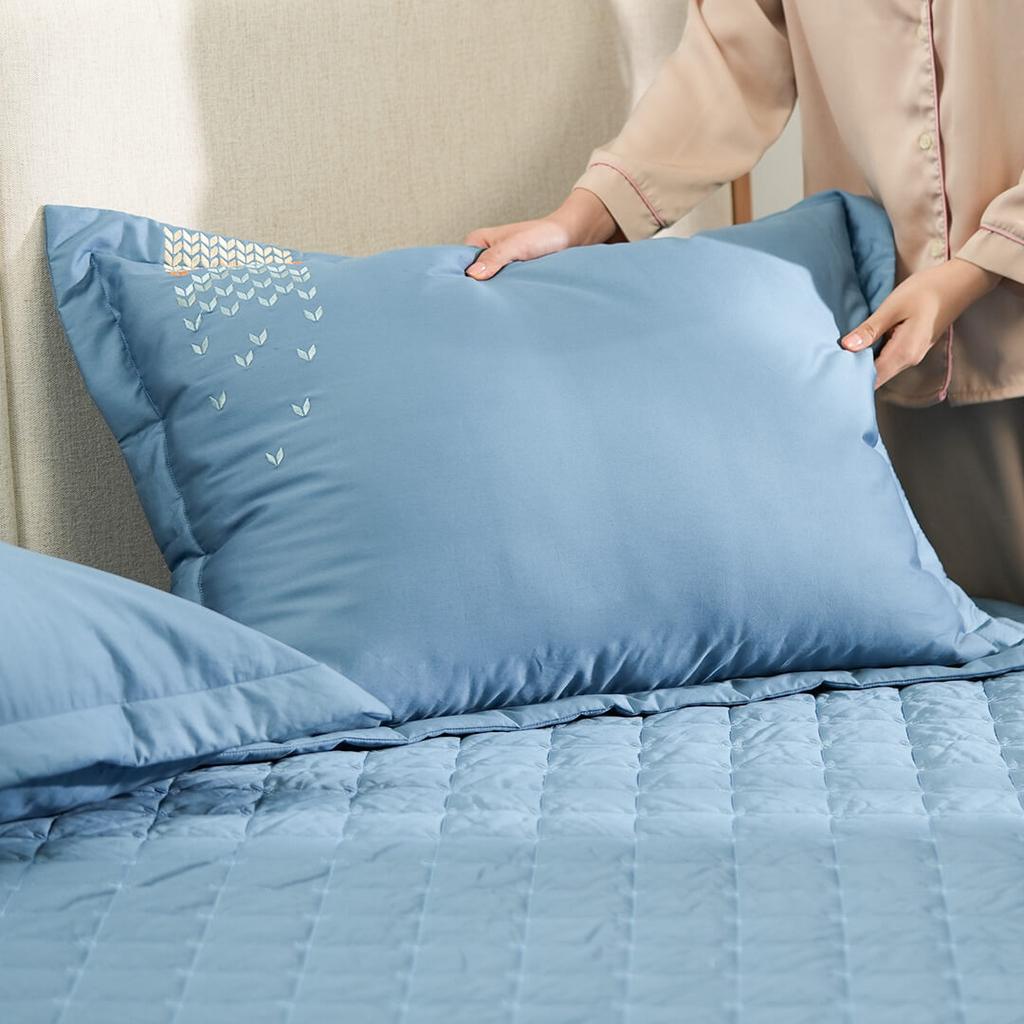 Bộ ga chun chăn chần Amando thêu cotton satin màu xanh — vẻ mềm mại, sang trọng và mát cho giấc ngủ.