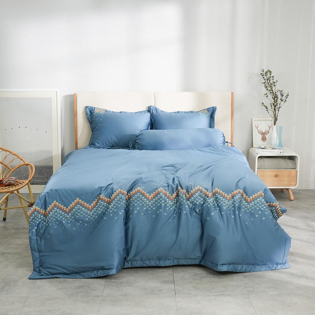 Bộ ga chun chăn chần Amando thêu cotton satin màu xanh — vẻ mềm mại, sang trọng và mát cho giấc ngủ.