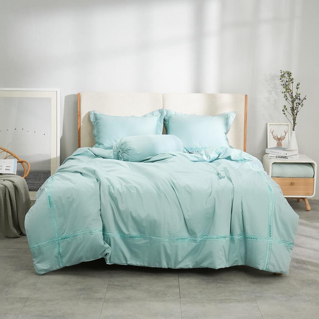 Bộ ga chun Amando thêu cotton satin màu xanh lá — hero shot thể hiện độ bóng mịn và họa tiết thêu tinh xảo.