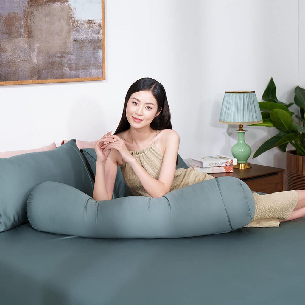 Hero image: Bộ Ga chun Cotton satin AMD The Essentials trải trên giường — tôn màu đơn sắc, cảm giác mềm mượt.