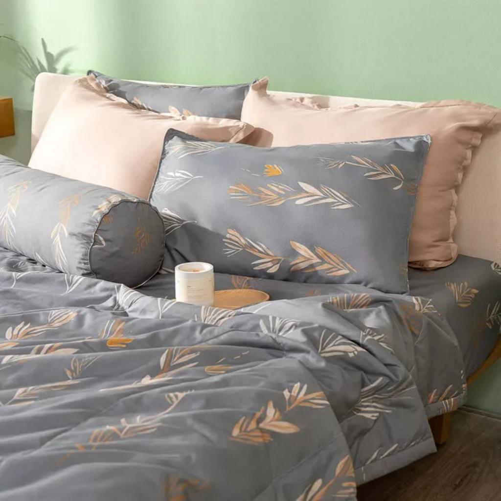 Bộ Ga chun microfiber Amando Ellie M05 trải trên giường — họa tiết M05 tinh tế, bề mặt mềm mịn.