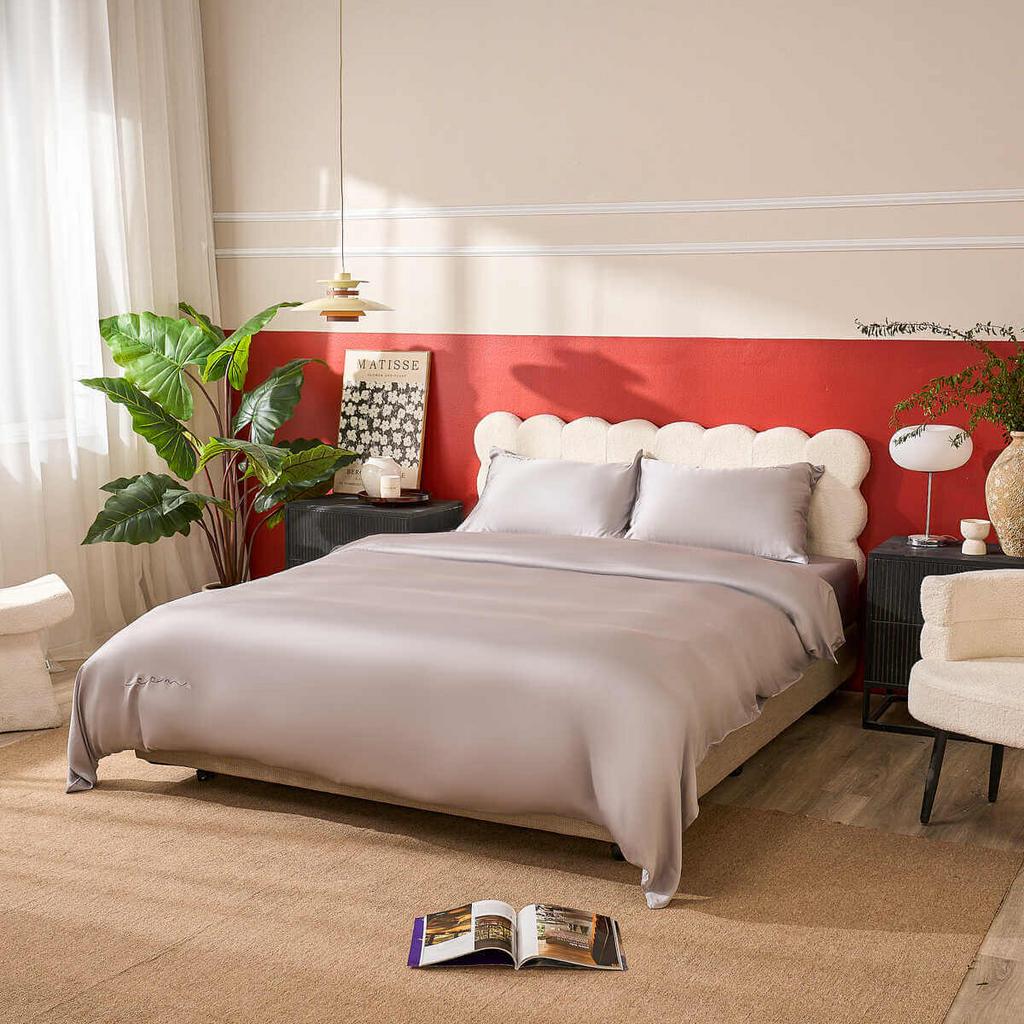 Bộ ga gối Goodnight Luxsilk — bề mặt bóng nhẹ, mềm mịn, mát như nhung.