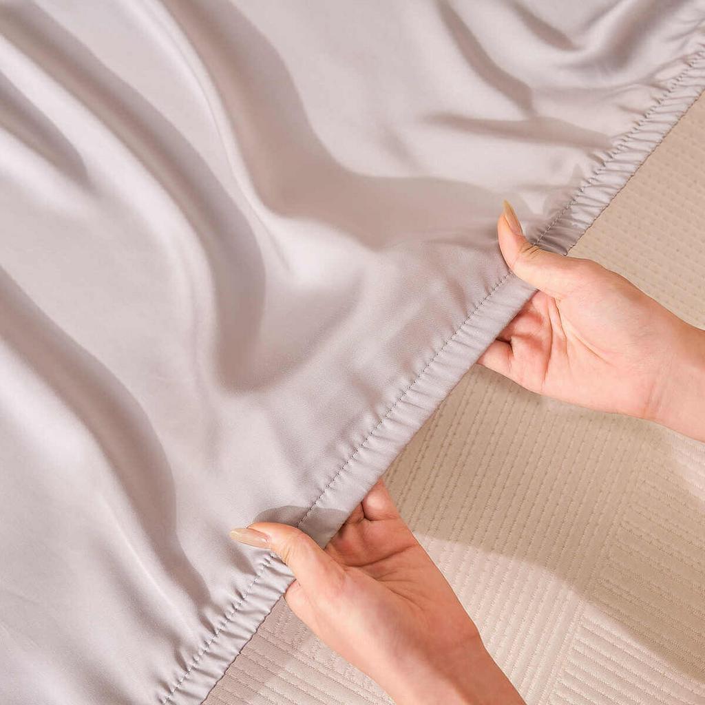 Bộ ga gối Goodnight Luxsilk — bề mặt bóng nhẹ, mềm mịn, mát như nhung.