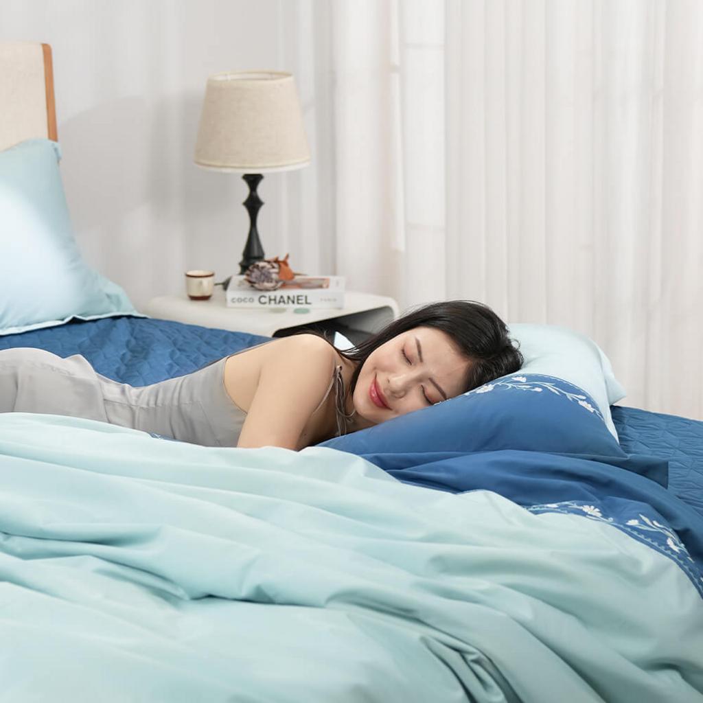 Bộ ga phủ Amando cotton satin màu xanh lá — bề mặt mịn bóng, thêu hoa tinh tế.