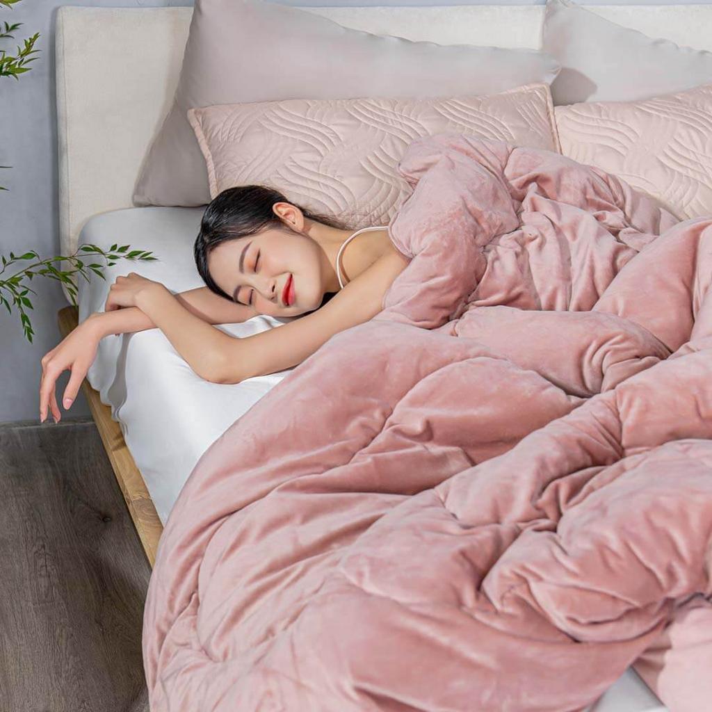 Hero image: Chăn Amando Warm Flannel SS25 trải trên giường — thể hiện độ mềm mịn và kích thước 200x220cm.