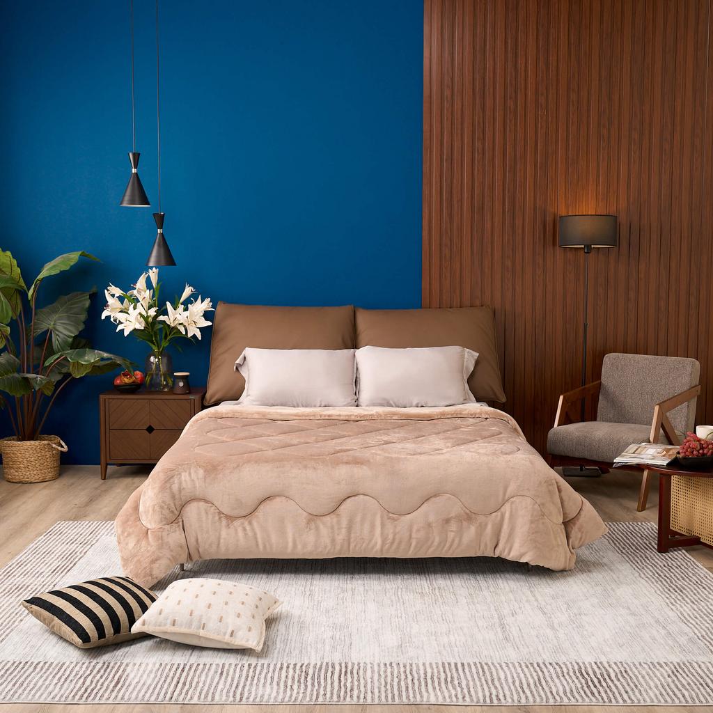 Hero image: Chăn Amando Warm Flannel SS25 trải trên giường — thể hiện độ mềm mịn và kích thước 200x220cm.