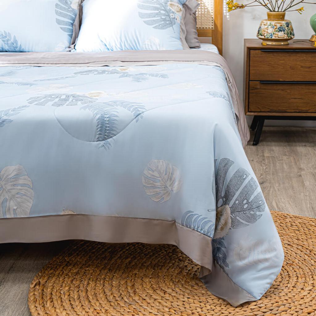 Chăn chần Tencel Amando Bliss — mát lạnh, mềm như lụa, hoàn thiện sang trọng.