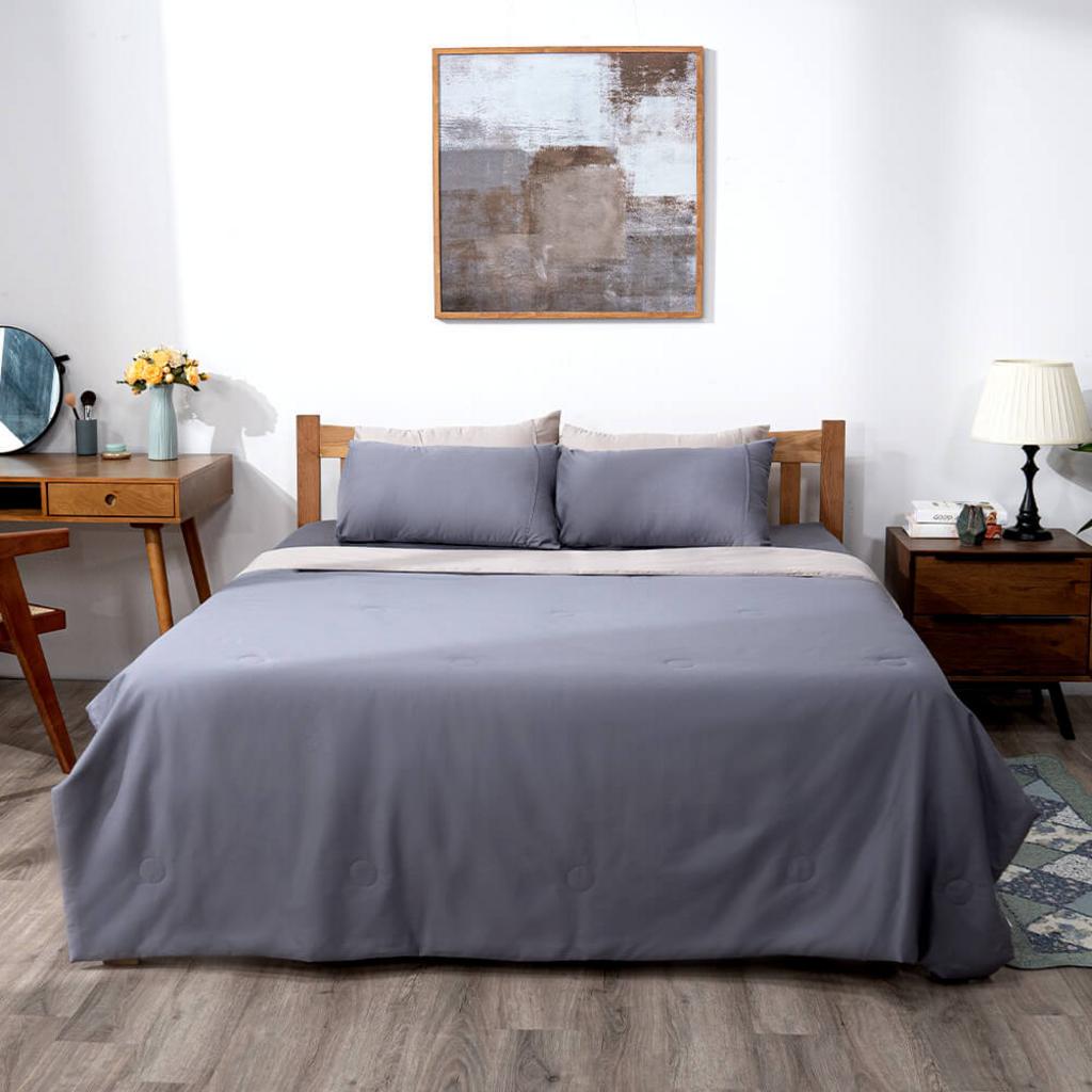 Chăn chần Cotton Satin AMD The Essentials — mịn mượt, đơn sắc dễ phối, phù hợp không gian hiện đại.