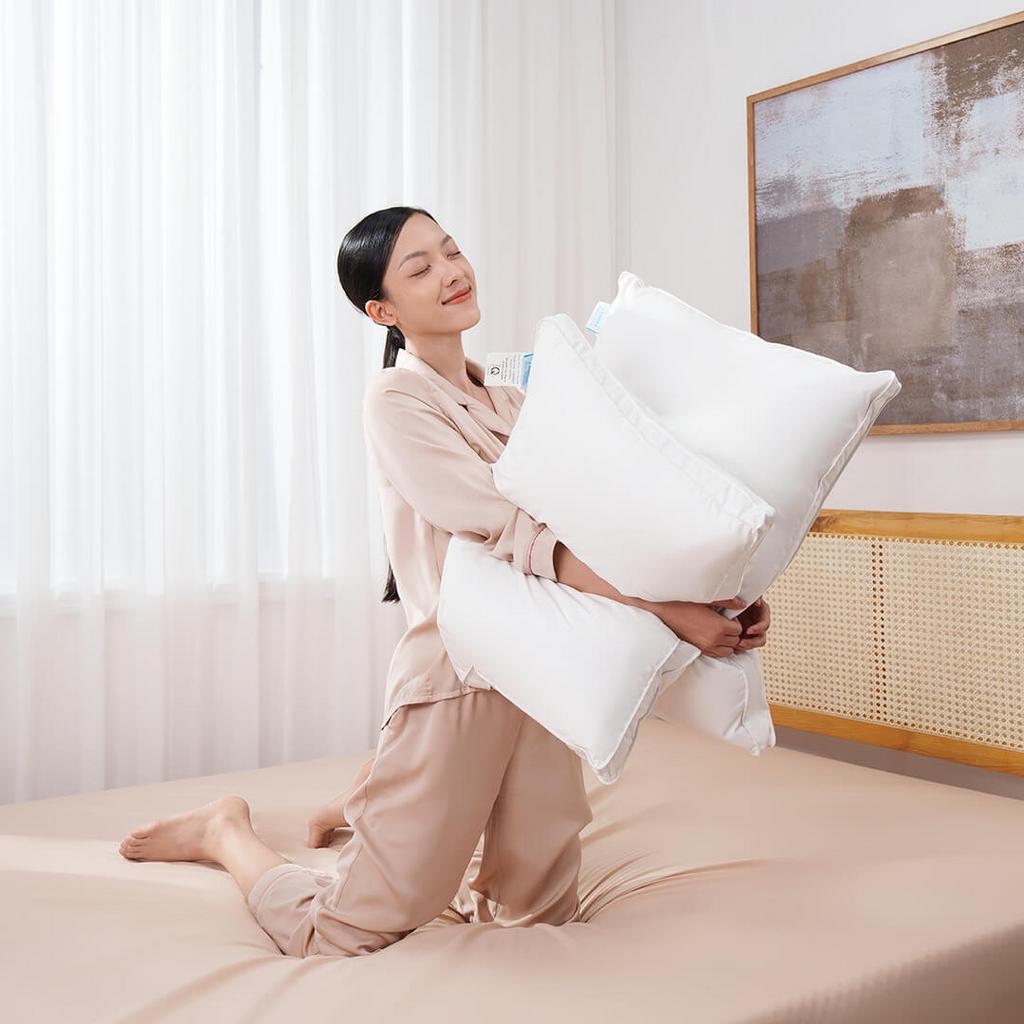 Gối Doona Dream Cloud: 70% lông nhung, vỏ cotton mật độ cao — mềm mại, bồng bềnh.