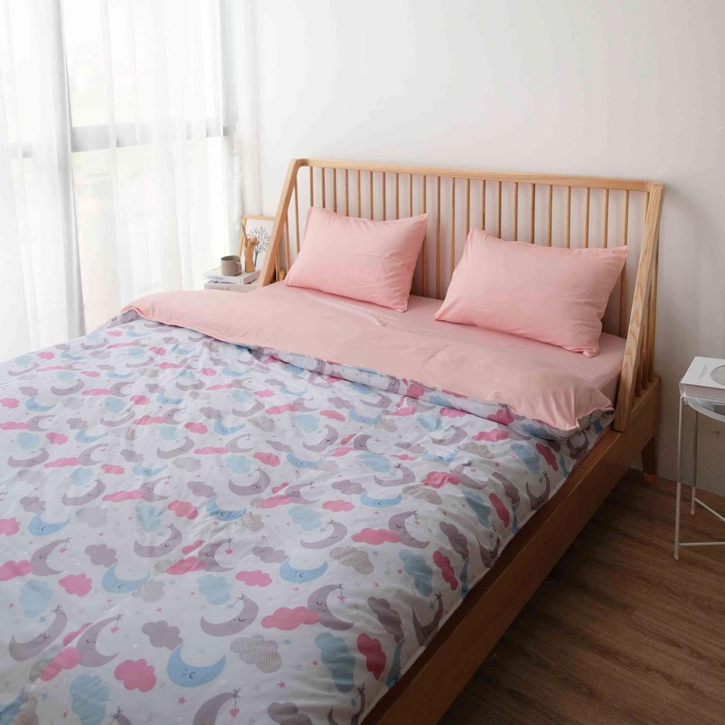 Vỏ chăn chần AMD Dream cotton họa tiết trên giường mẫu - nhìn gần để thấy texture cotton mịn.