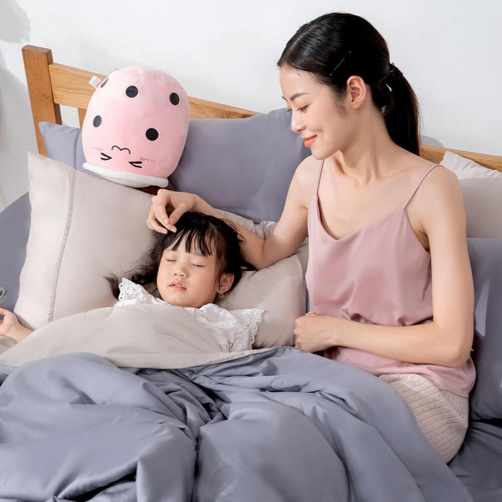 Hero image: Vỏ chăn Cotton Satin AMD The Essentials trải trên giường hiện đại, thể hiện chất vải mịn.