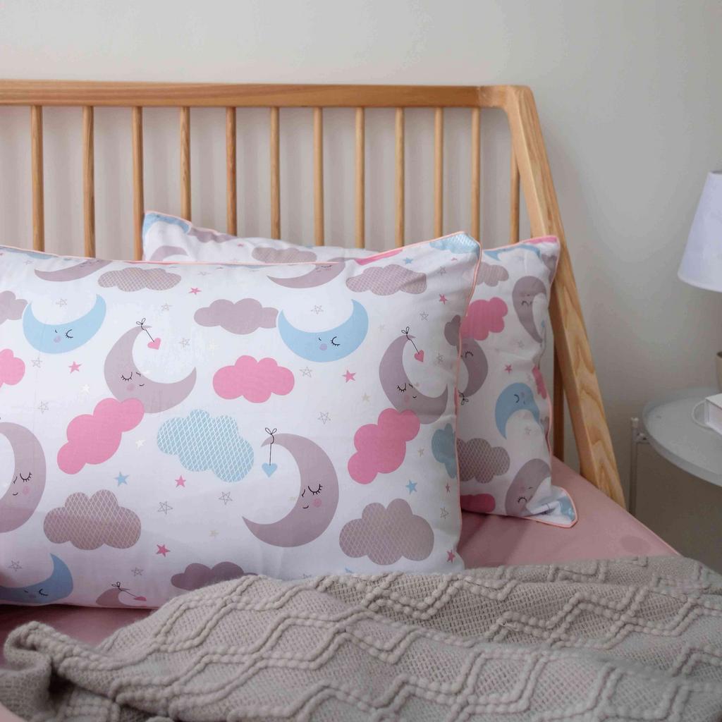 Hero image: Vỏ gối cotton Amando Dream trên giường hiện đại — hiển thị vải và khóa kéo.