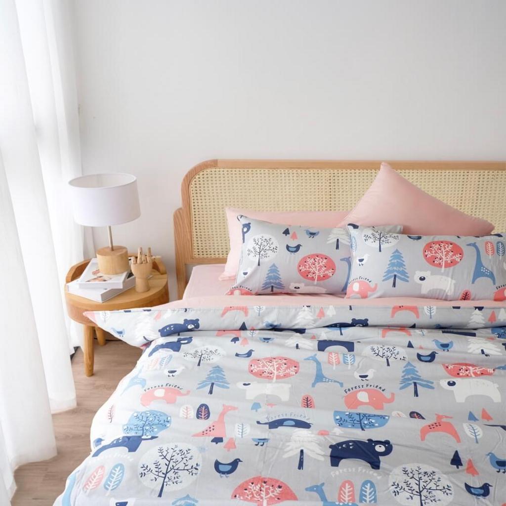 Hero image: Vỏ gối cotton Amando Dream trên giường hiện đại — hiển thị vải và khóa kéo.