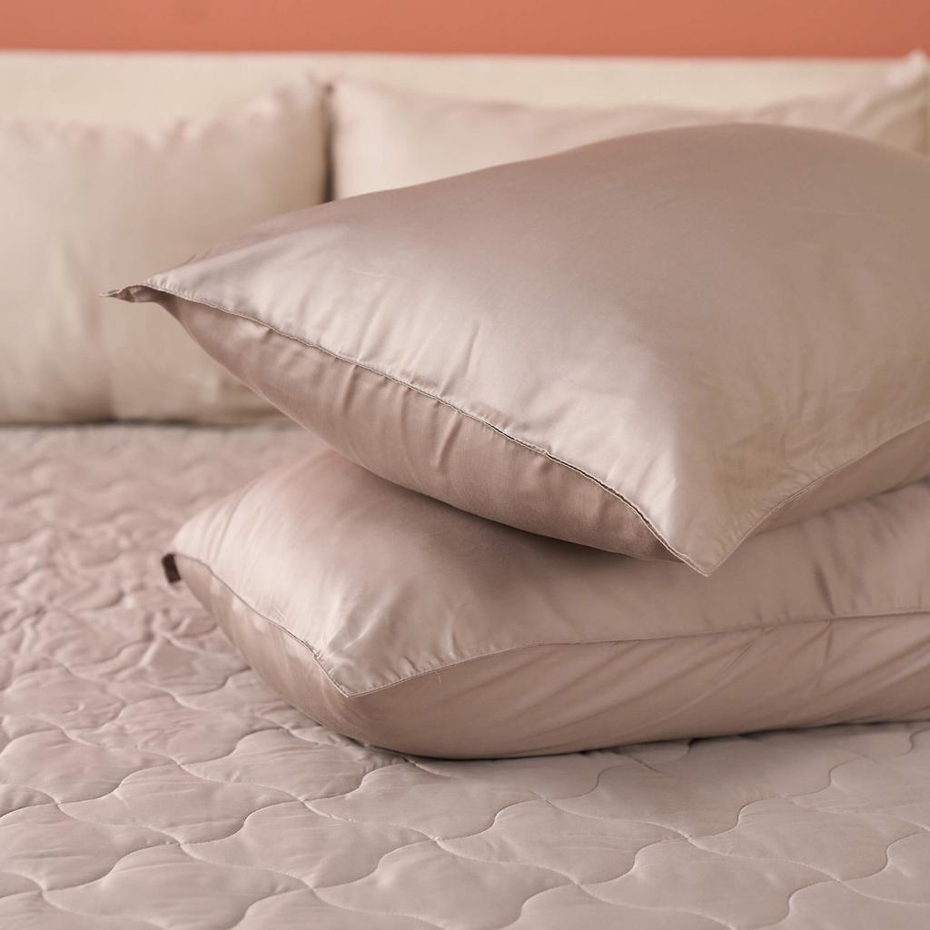 Hero image: Vỏ gối Amando Wellness Tencel Luxe trên giường, phô bày bề mặt mềm mịn và màu sắc trung tính phù hợp phòng ngủ hiện đại.