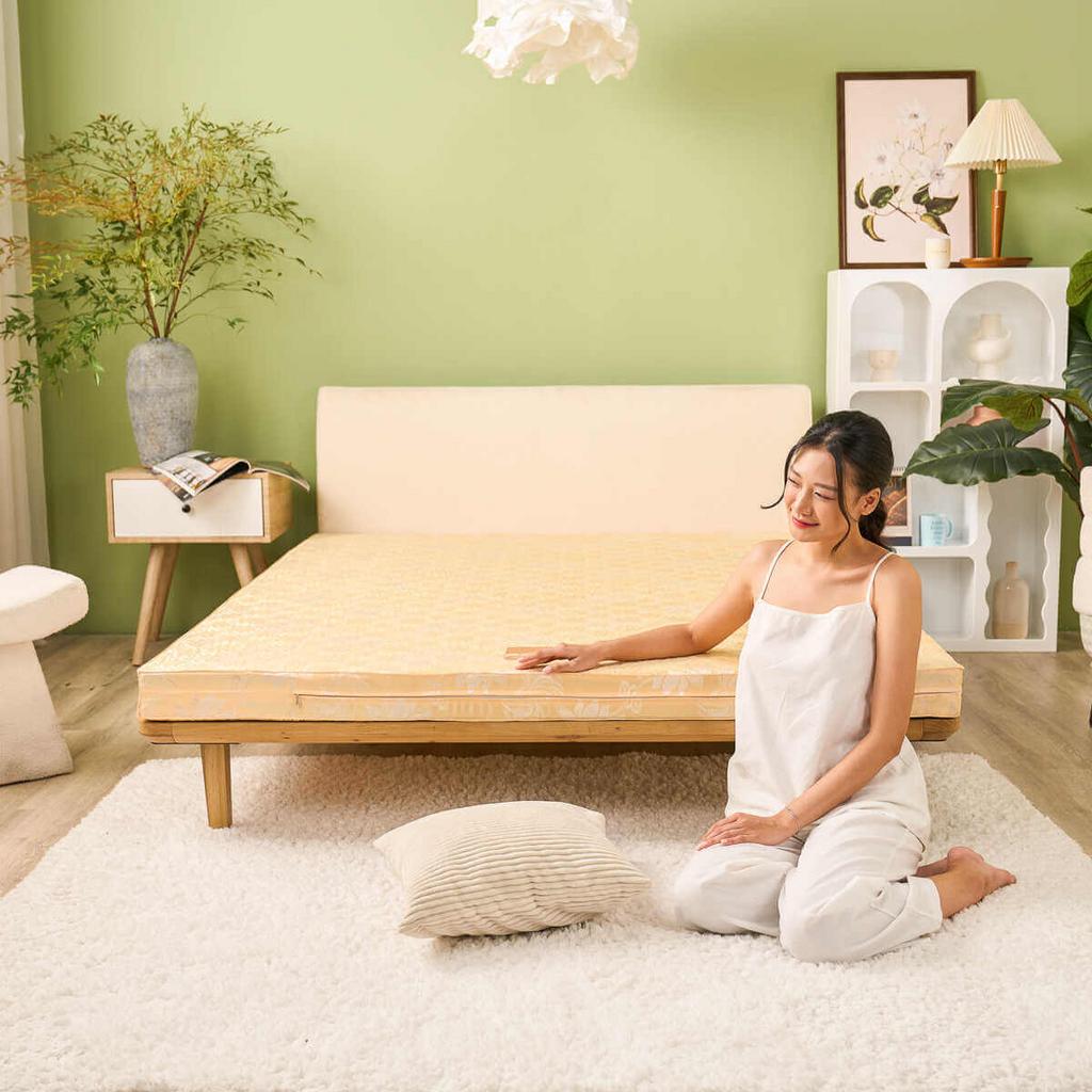 Vỏ gấm thoáng khí — giảm bí nóng, phù hợp khí hậu Việt Nam.