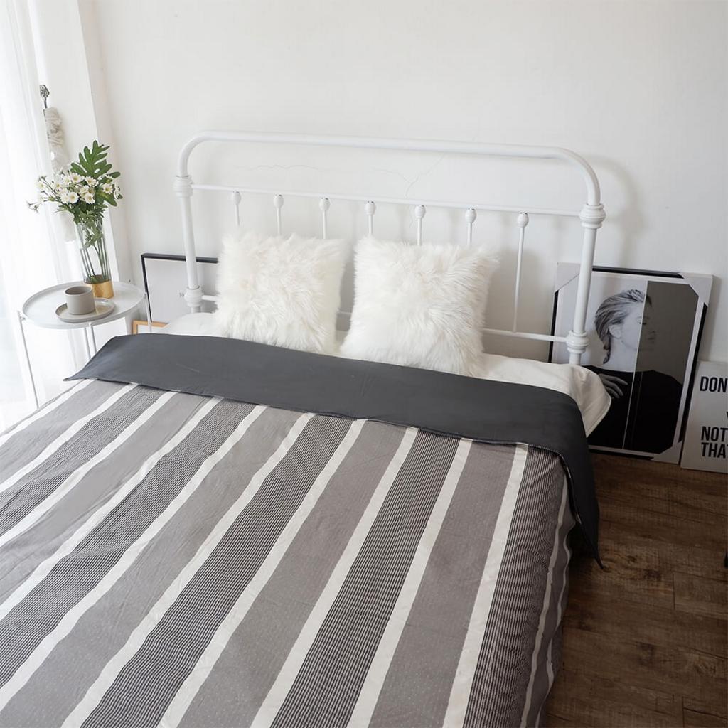 Kích thước chuẩn 200x220cm — lắp vừa vặn, phù hợp ruột chăn tiêu chuẩn.