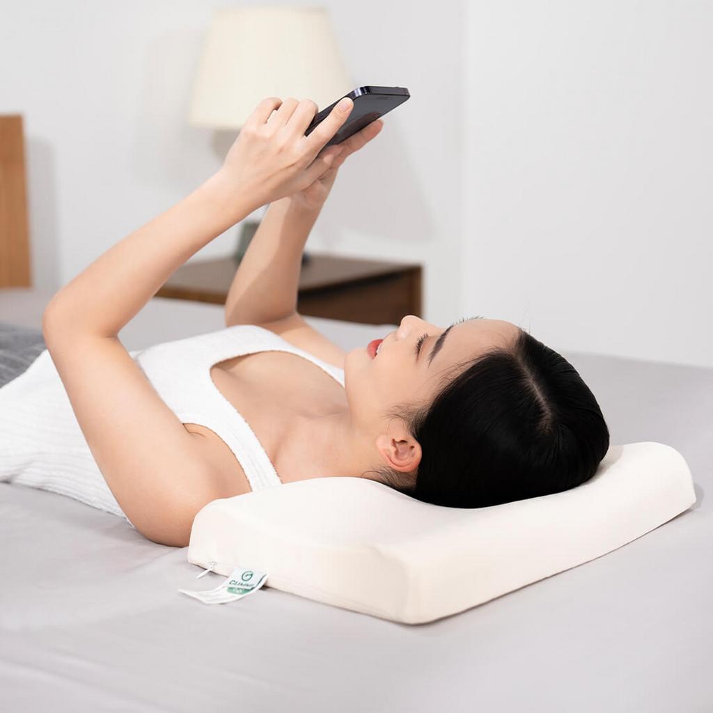 Mô tả hệ lỗ thông khí hai mặt giúp lưu thông không khí, phù hợp thời tiết nóng ẩm.