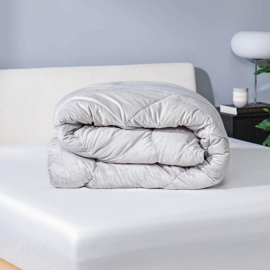 Micro Stretch Yarn giúp chăn ôm mềm và nhẹ — ấm mà không nặng.