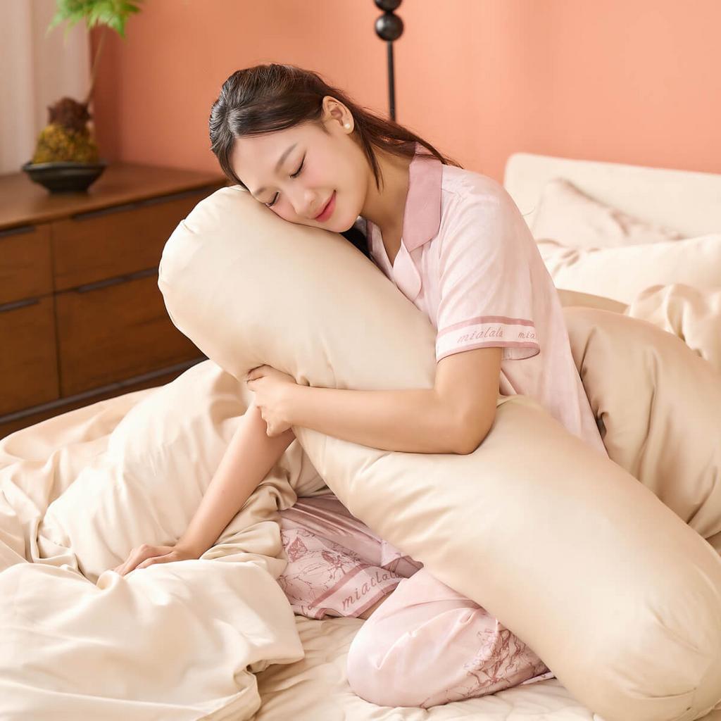 Cận cảnh sợi TENCEL™ Lyocell: bề mặt mịn, ánh nhẹ, cho cảm giác mềm và thoáng.