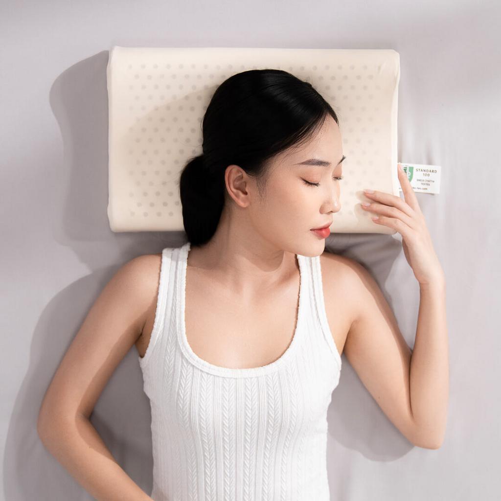 Thiết kế lượn sóng & 2 mức cao giúp căn chỉnh cột sống cổ cho bé.