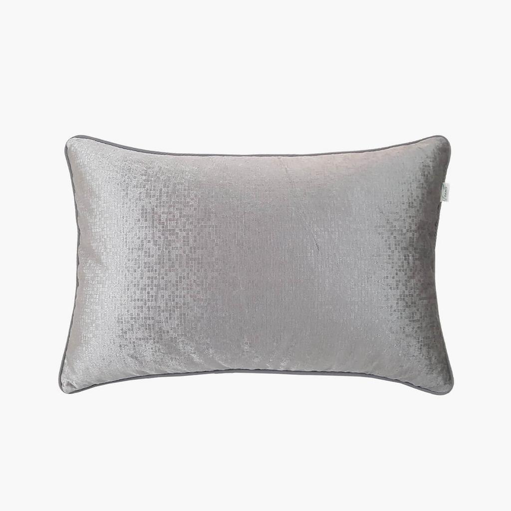 Chữ thêu tinh tế và màu sắc nhã — điểm nhấn hoàn hảo cho sofa.