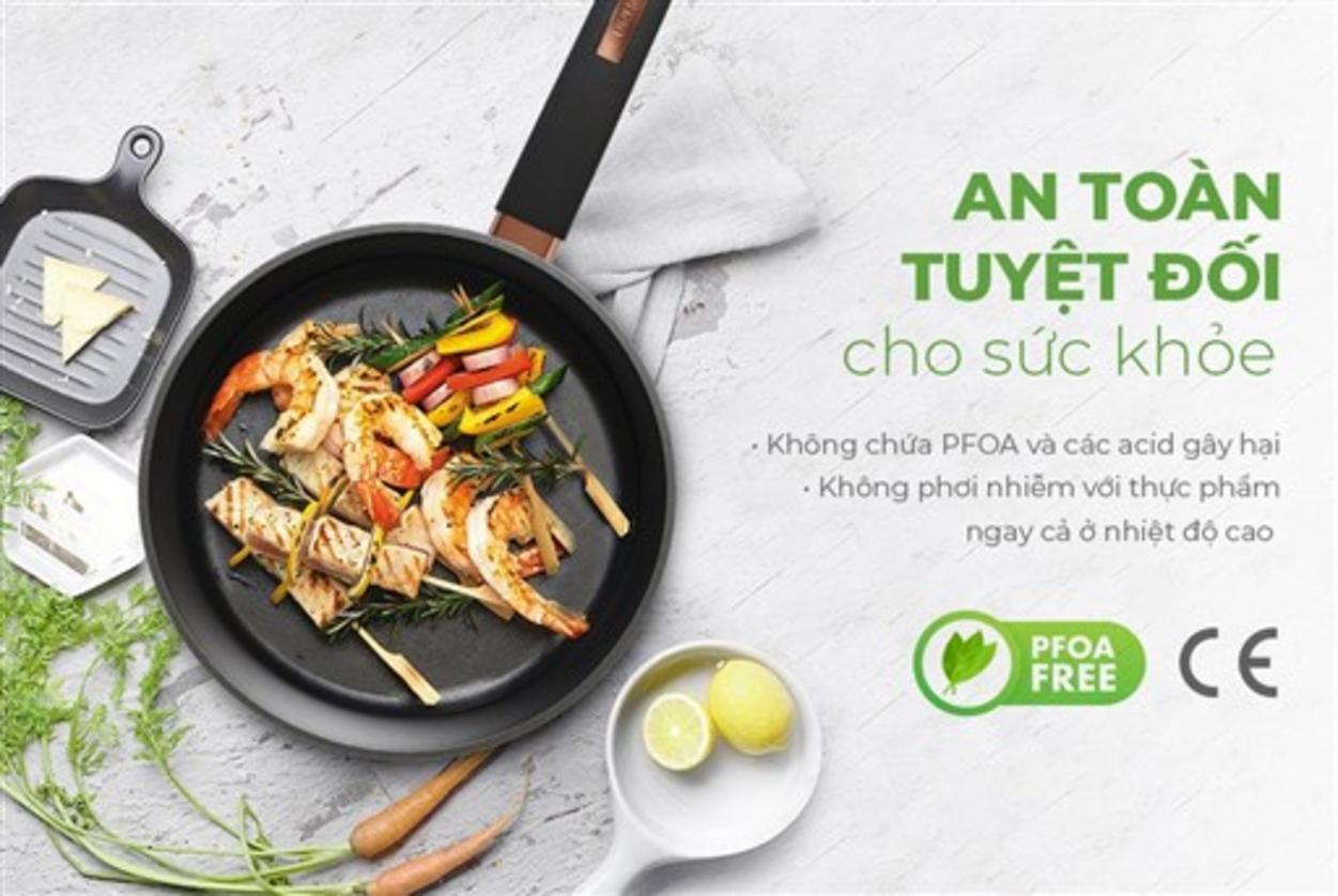 Kích thước 20 cm và tay cầm mạ vàng — thao tác an toàn, phù hợp bếp hiện đại.