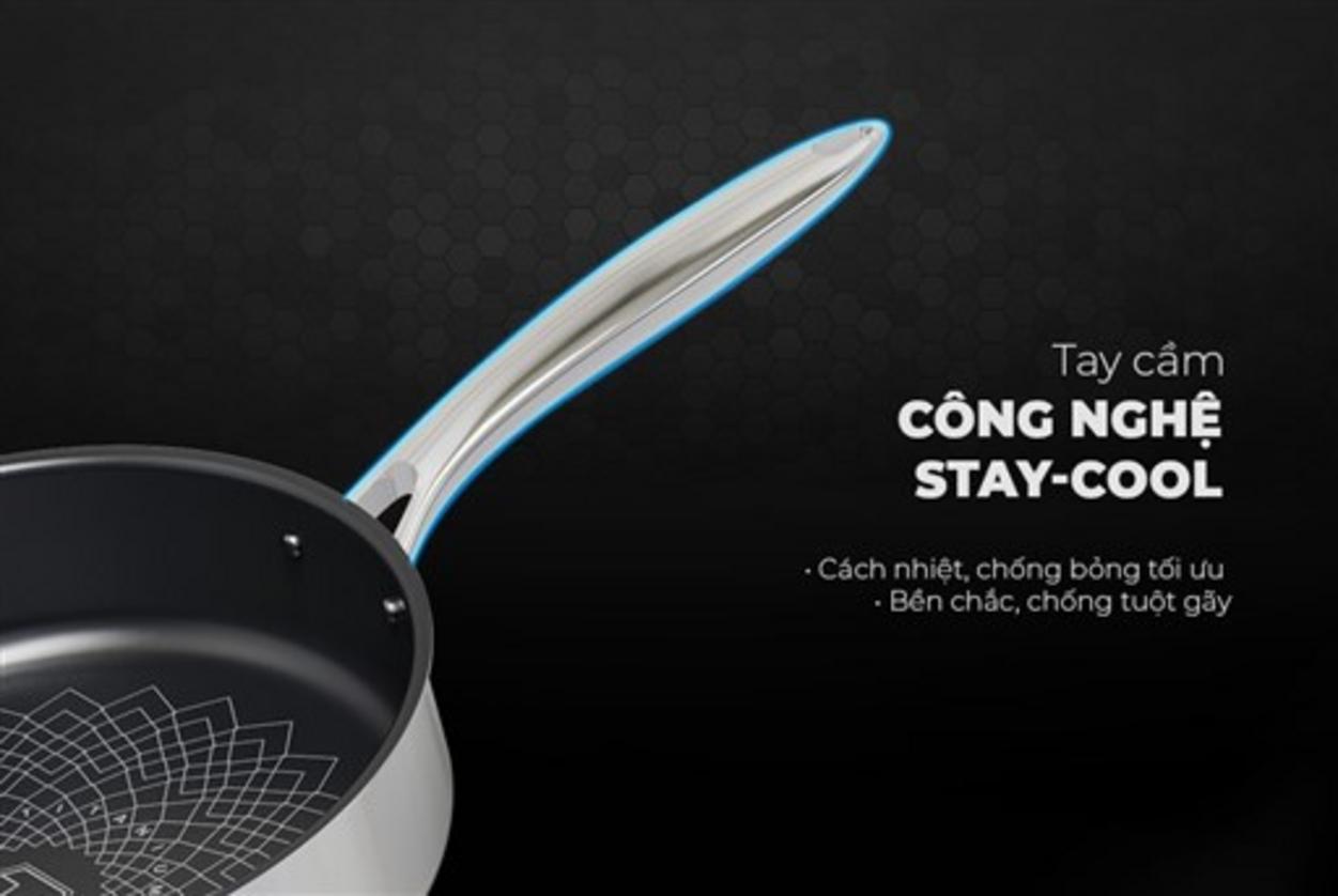 Chảo STI26M 26cm: nhìn gần lớp phủ ILAG Ultra Titanium và thân inox sáng bóng (ảnh hero).