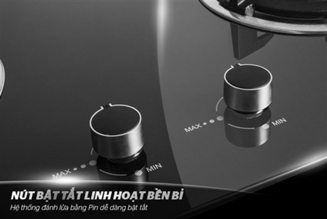 Bếp gas âm kính SUNHOUSE SHB7736 lắp âm trên mặt đá — sang trọng, dễ vệ sinh.