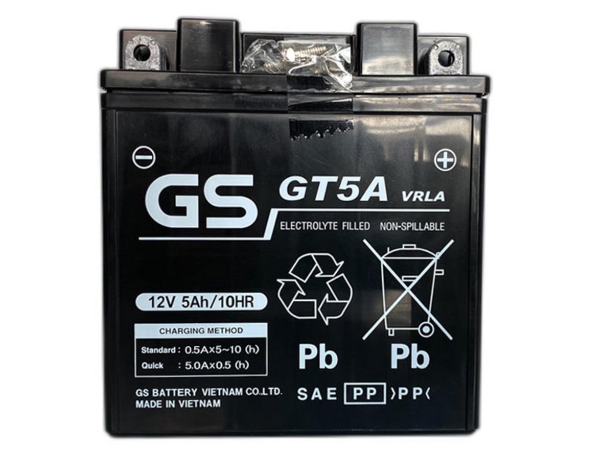 Hero shot Ắc quy GS GT5A — mắt thần báo trạng thái và kích thước thực tế.