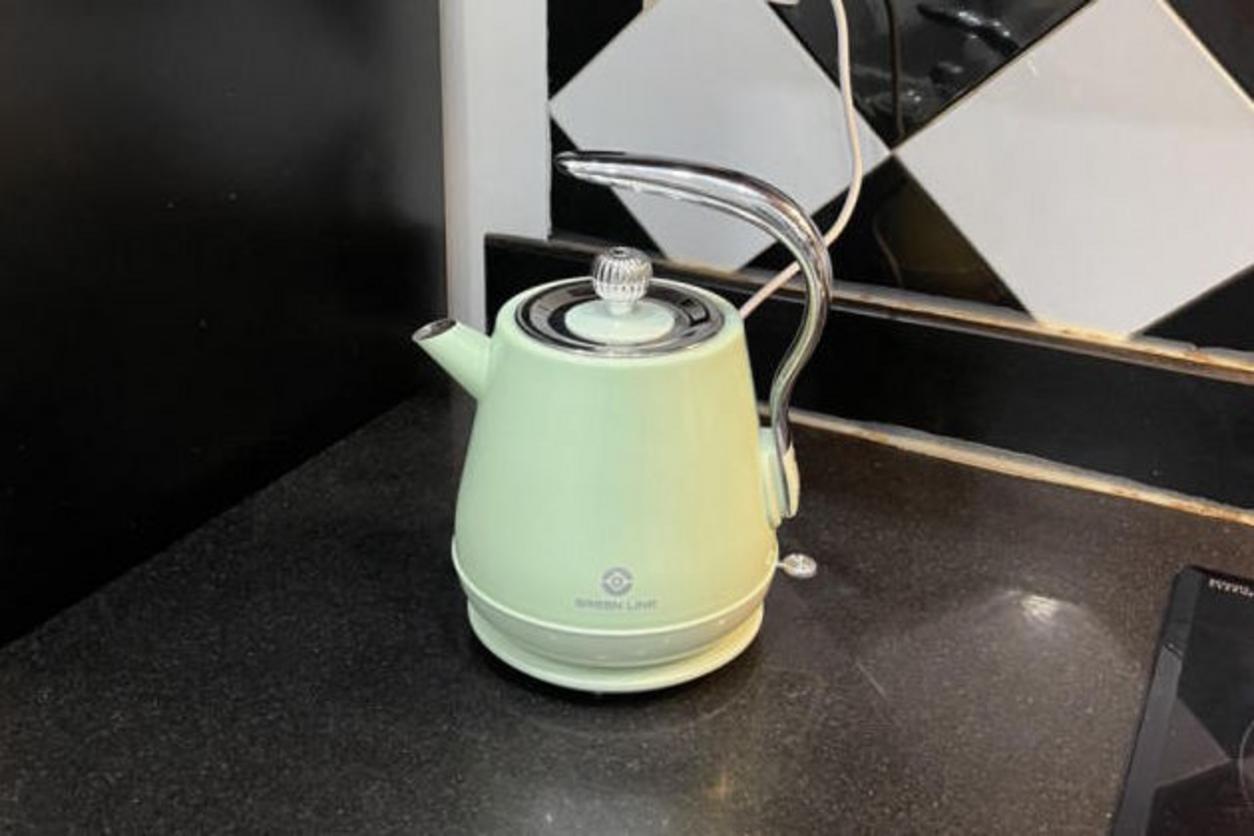 Dung tích 1.8L phù hợp cho gia đình 3–5 người.