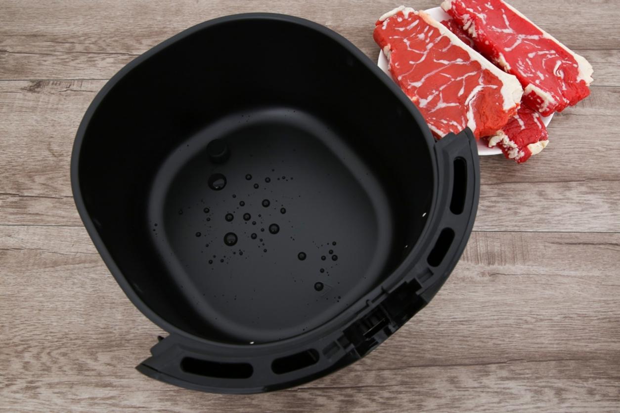 Dung tích 5.5 lít phù hợp gia đình 3–5 người.