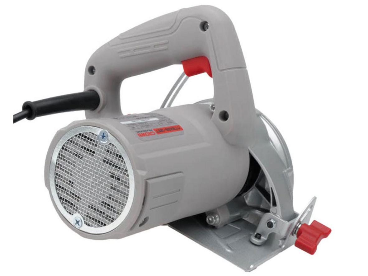 Cận cảnh mô tơ và hiệu năng cắt (thử nghiệm thực tế) — nêu RPM và cảm nhận thao tác của thợ; emphasize benefit: cắt nhanh, ít khòe vụn; imagePrompt: "Close-up of the motor and speed test cutting tile, sparks/minimal dust, workshop setting."