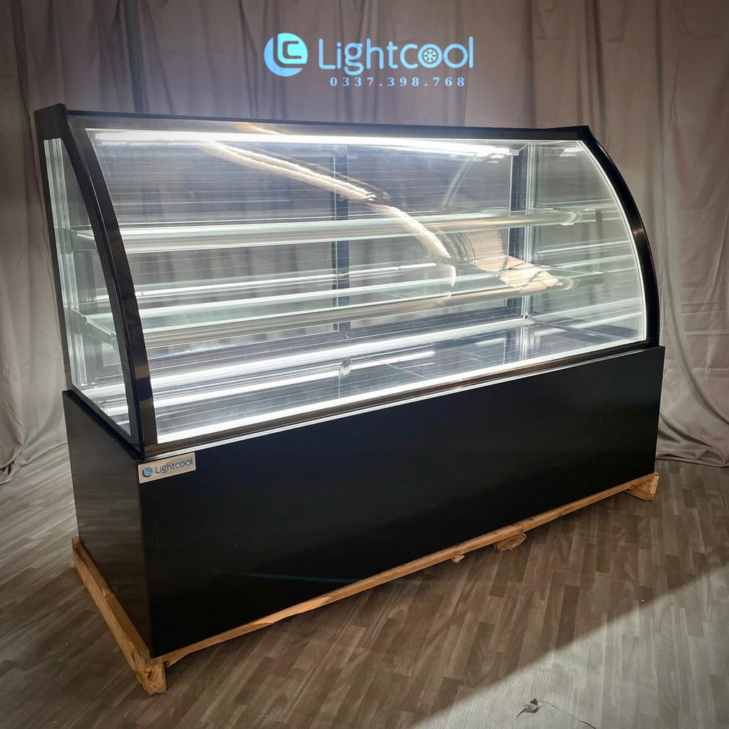 Đèn LED và kệ 3 tầng làm nổi bật sản phẩm trưng bày.