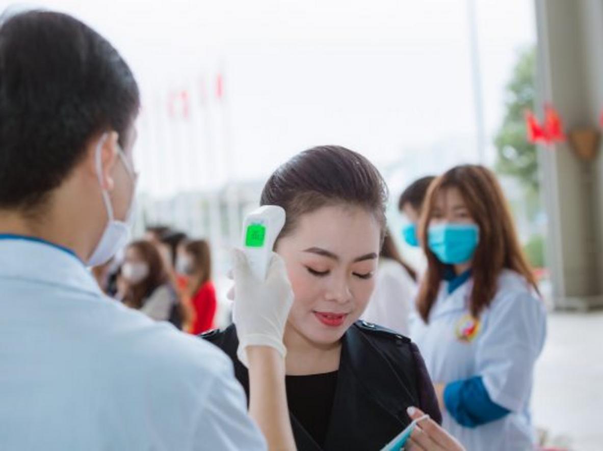 Đo không tiếp xúc trong 1 giây — an toàn khi bé ngủ.