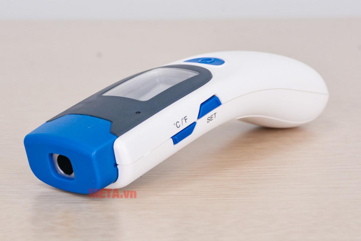 Đo trán 1 giây từ 3–7cm, không làm bé tỉnh.