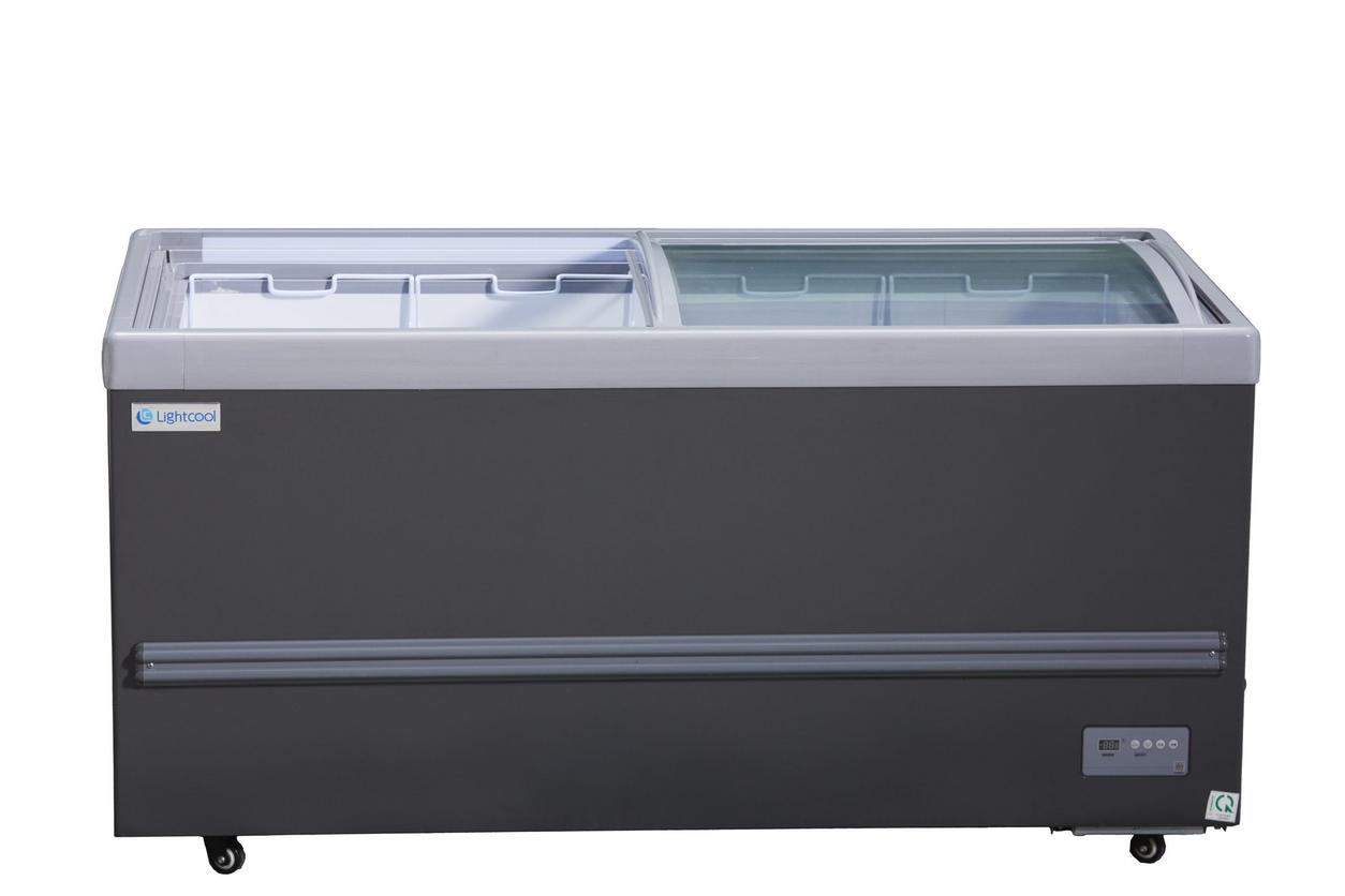 Tủ đông 690L với cửa kính lùa, hàng hóa được sắp xếp rõ ràng.