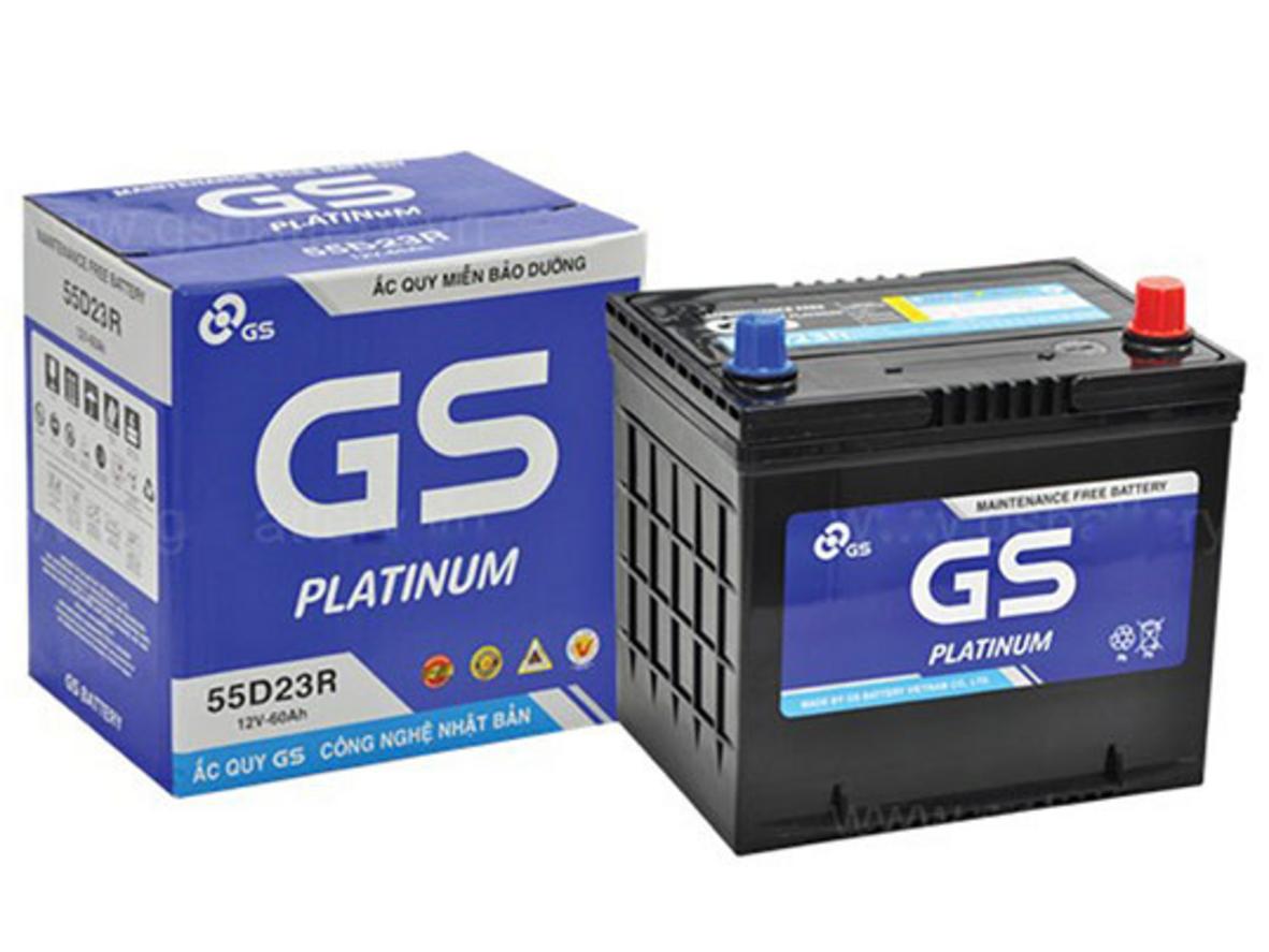 Ảnh thực tế Ắc quy GS MF 55D23R: mặt nhãn, cọc phải và tem bảo hành.