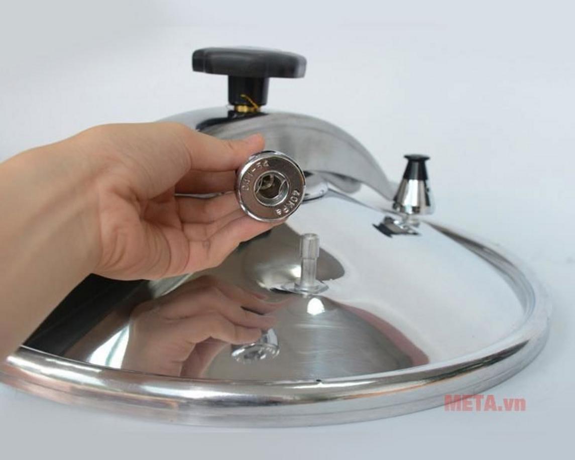 Van xả áp đôi và khóa nắp trượt an toàn.