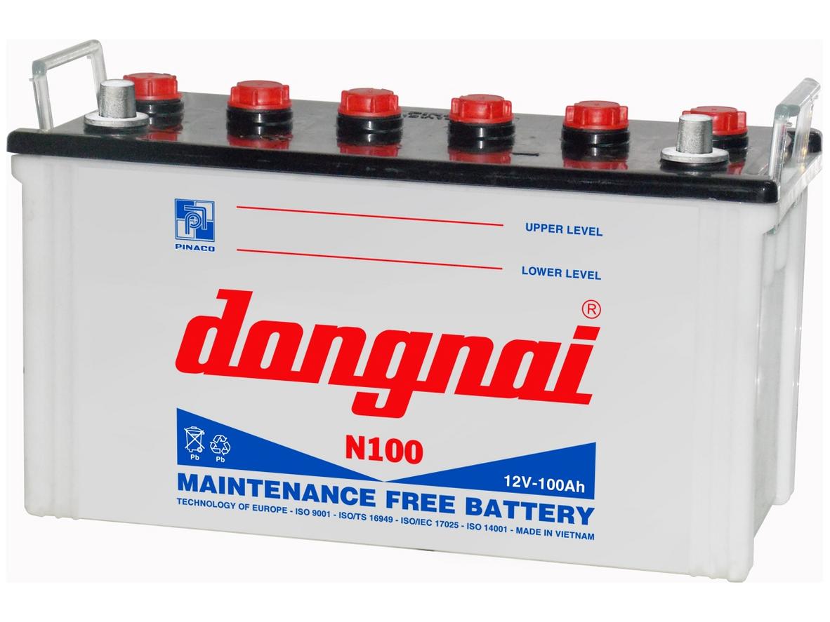 Ảnh thực tế Ắc quy Đồng Nai N100DNQG — góc nghiêng hiện thị cọc, tem và kích thước.