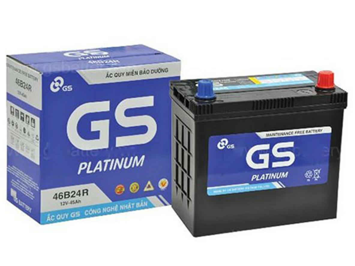 Ảnh thực tế ắc quy GS MF 46B24R lắp trong khoang máy xe đô thị — hiển thị cọc phải và tem bảo hành.