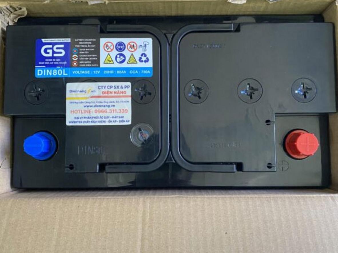 Ảnh thực tế ắc quy GS MF DIN80L lắp trong khoang máy — thể hiện kích thước và thiết kế kín khí.