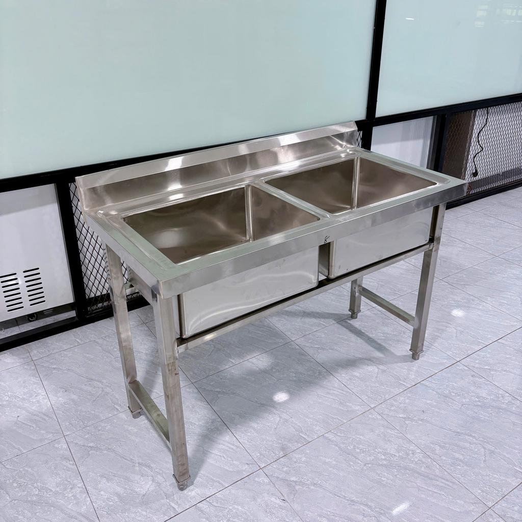 So sánh Inox 201 và Inox 304 cho chậu rửa công nghiệp (độ bền và bảo trì). Inox 304 bền hơn trong môi trường ẩm ướt của bếp công nghiệp. (Ảnh mẫu: cận cảnh vân inox và test nước). Inox 304 bền hơn trong môi trường ẩm ướt của bếp công nghiệp.