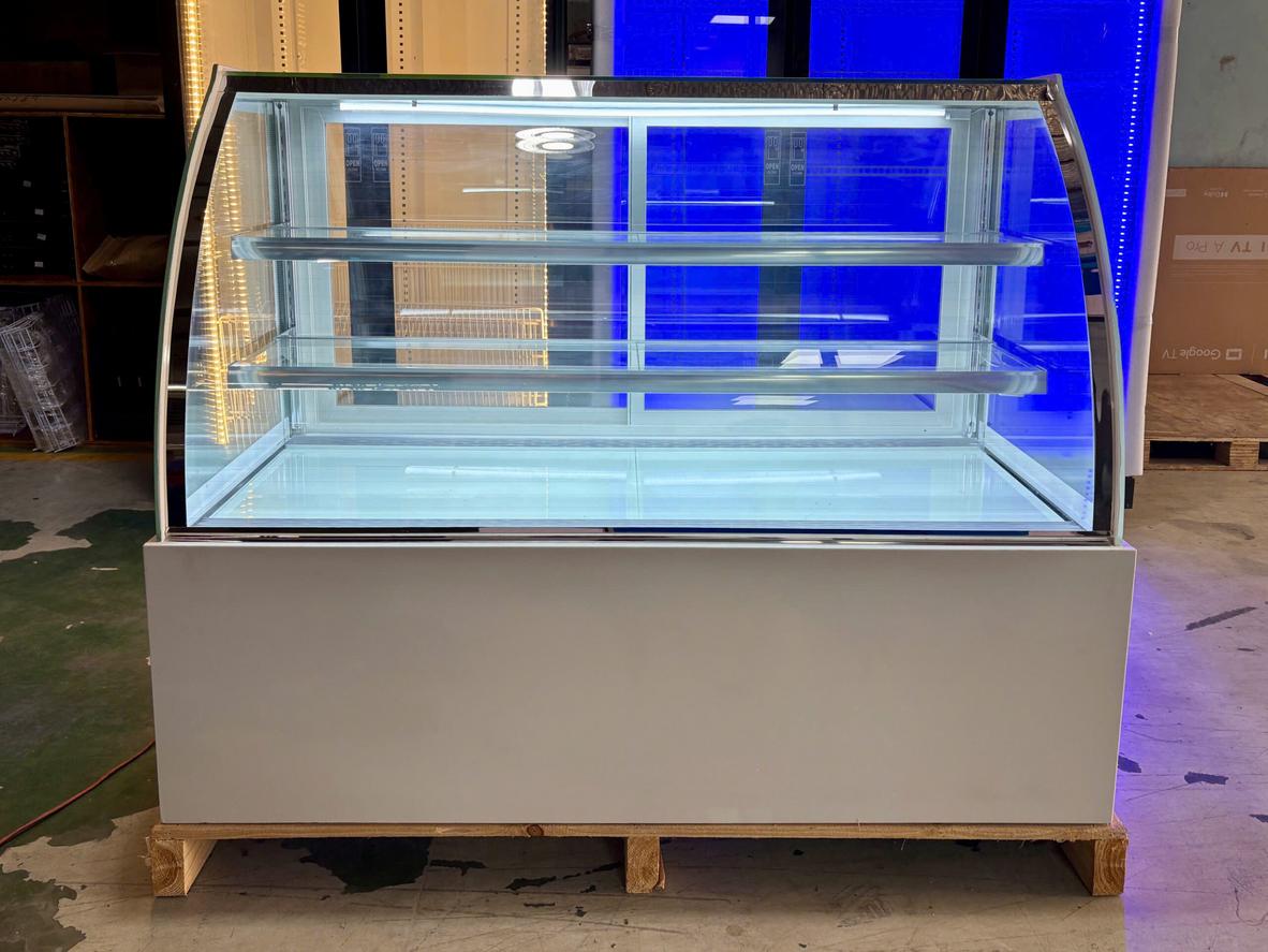 Kính cong làm nổi bật bánh kem trong tủ trưng bày Lightcool DG-1500Z (Kính cong).