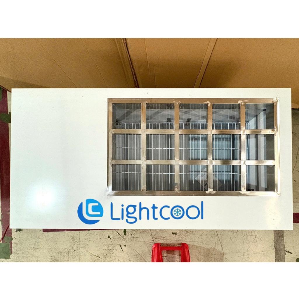Quạt gió phân tán hơi lạnh đều, tránh đóng tuyết và giữ topping tươi lâu hơn (BL-1500) - Ảnh minh họa cho hiệu suất làm lạnh cao, tiêu thụ điện thấp (192W).","imagePrompt":"Close-up of the internal cooling system with fan and aluminum coil; annotated to show even airflow and R290 label.