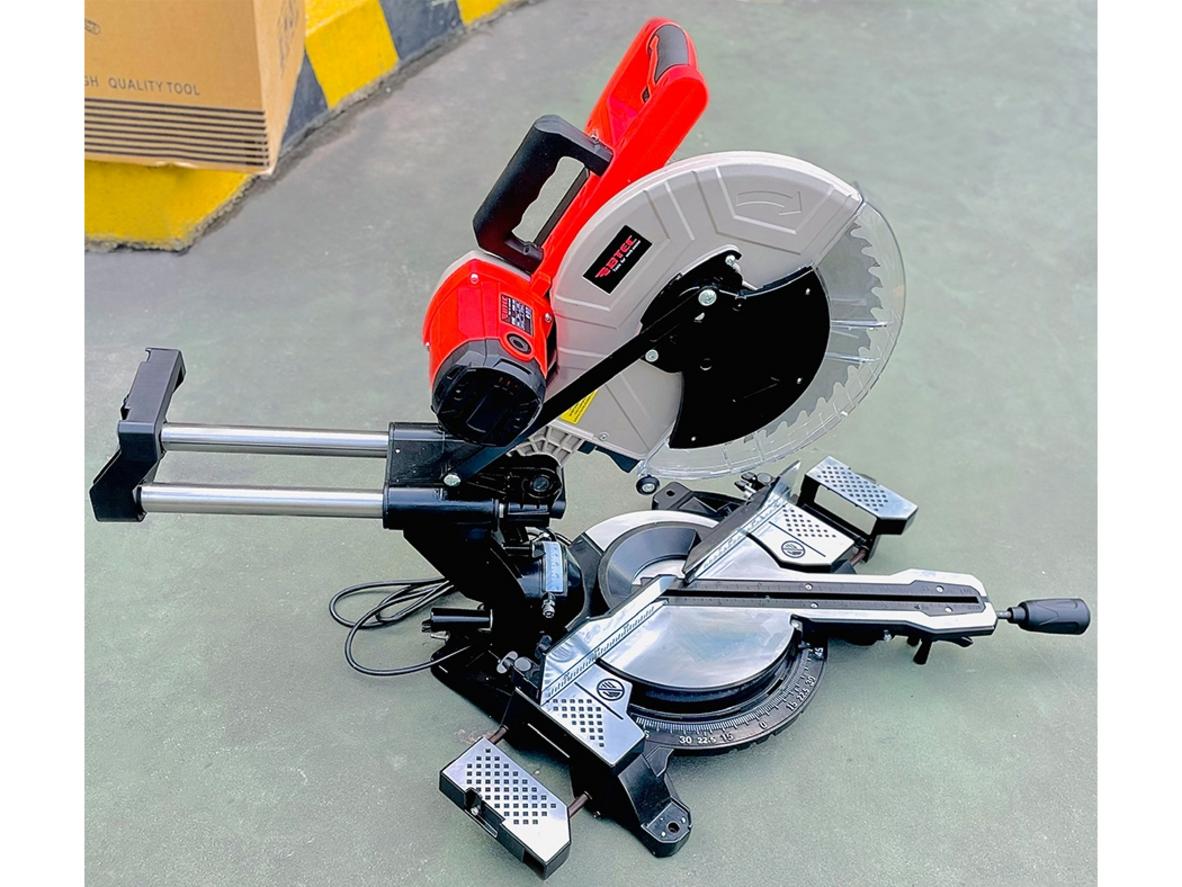 Lưỡi 305mm và laser định vị cho đường cắt chính xác (ảnh mẫu trước/sau).