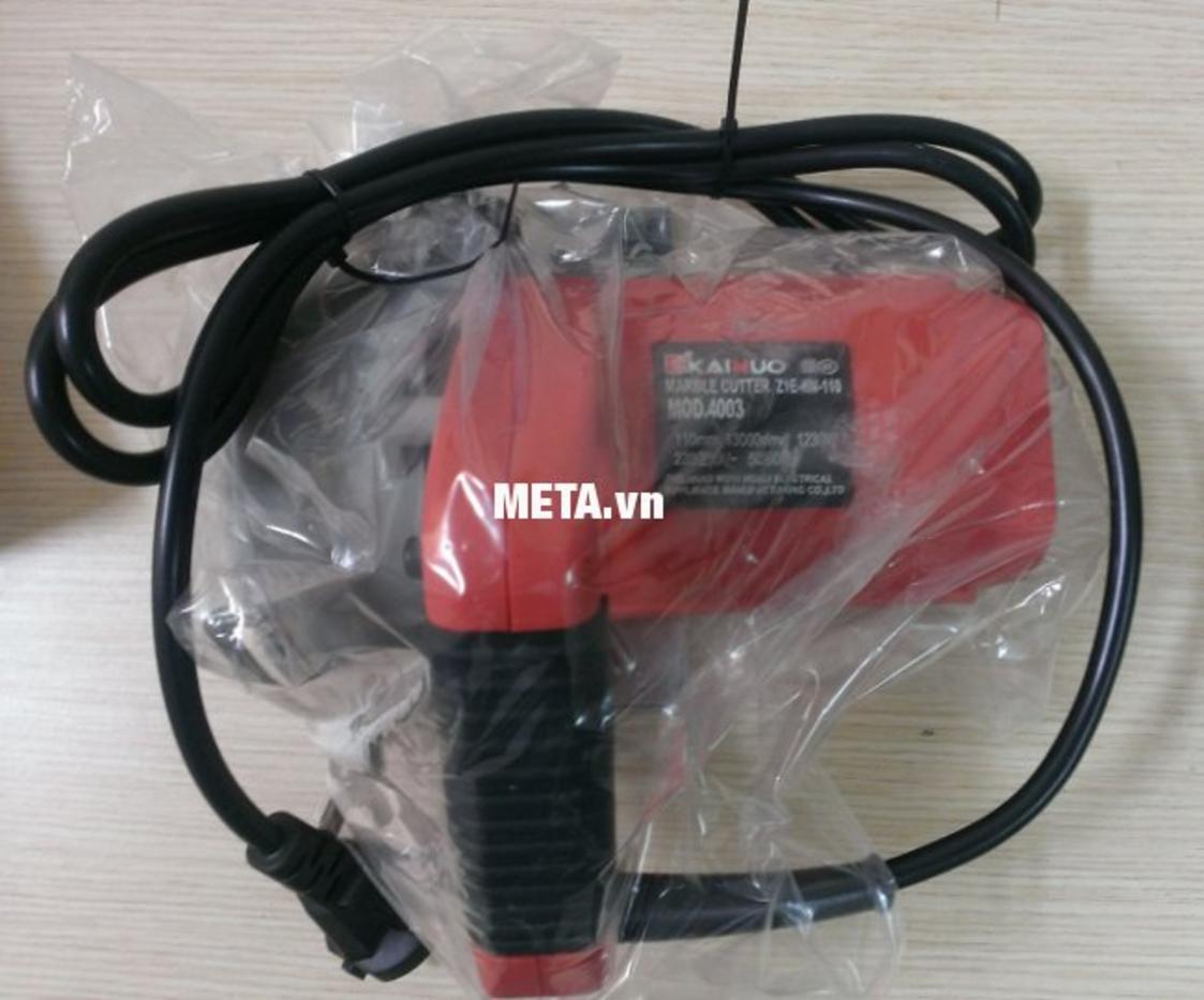 Động cơ mạnh mẽ của Kainuo 4003 — hiệu suất cao khi cắt vật liệu cứng, gọn nhẹ khi cầm tay (ảnh demo thực tế).','imagePrompt':'Close-up of the motor area and a worker cutting tile to show sparks/dust control, emphasizing compact motor housing.